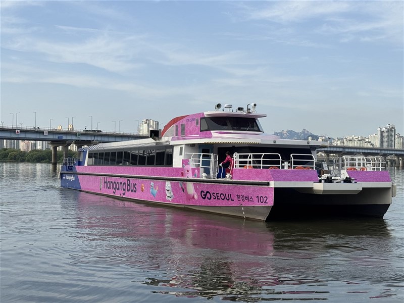 首爾水上公共交通工具「漢江巴士」將於3月1日起恢復全線營運，東西兩條路線各營運往返16班次，班距約1小時。（首爾市政府提供）