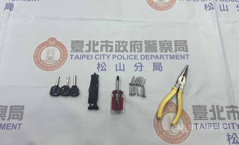 身背3條通緝案件的慣竊48歲袁姓男子經常流竄雙北，並鎖定多間無人看管的娃娃機店家竊取機台內零錢，22日再度於台北市松山區某店家行竊，經警民聯手順利追捕送辦。圖為警方起獲萬能鑰匙、螺絲起子及尖嘴鉗等作案工具。（翻攝照片）中央社記者黃麗芸傳真　115年2月26日