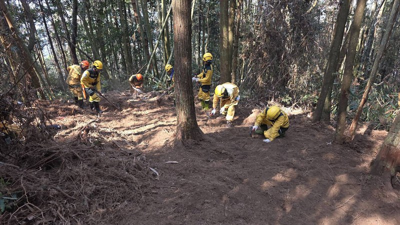 南投縣埔里鎮觀音瀑布對面林地日前起火，延燒面積達40公頃，經連日搶救，多數已熄滅，目前剩約1公頃範圍內有零星冒煙。（林業及自然保育署南投分署提供）中央社記者鄭維真傳真　115年2月26日