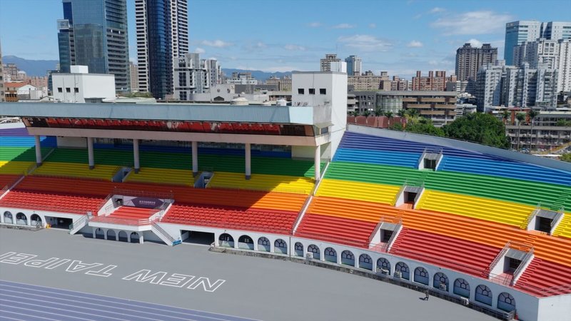 新北市板橋第一運動場26日啟用整修後的彩虹看台，紅、橙、黃、綠、藍、紫座席格外吸睛。體育局表示，彩虹看台將平權色彩融入場館設計，讓工程不只滿足功能，更傳遞多元包容價值。（新北市體育局提供）中央社記者黃旭昇傳真　115年2月26日