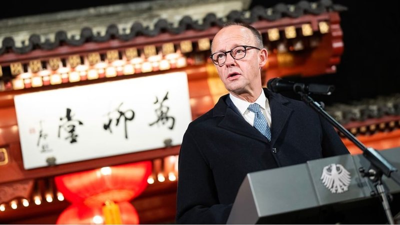 德國總理梅爾茨（Friedrich Merz）訪問中國期間發表談話，並於北京故宮留言簿留下德國詩人席勒詩作「孔子格言」的詩句。（德國聯邦政府提供）中央社記者林尚縈柏林傳真　115年2月26日