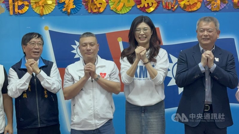 中國國民黨主席鄭麗文（右2）26日出席國民黨嘉義市黨部新春團拜，會中宣布3月徵召醫師翁壽良（左2）選嘉義市長，並將啟動藍白合協調。中央社記者姜宜菁攝　115年2月26日