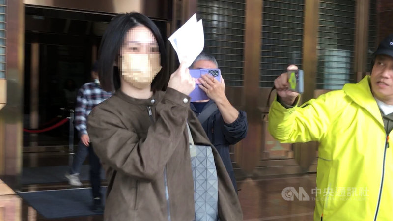 台灣基隆地方檢察署檢察官林渝鈞涉長期放高利貸，疑透過蔣姓前妻（前左）帳戶放款，蔣姓女子訊後交保，26日辦妥交保手續後步出地檢署。中央社記者王朝鈺攝　115年2月26日