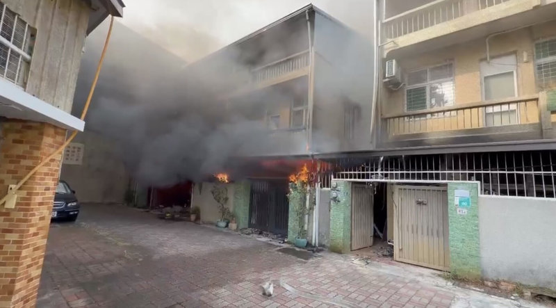 台南市東區某間民宅26日發生火警，消防局緊急出動灌救撲滅，屋內1名7旬老婦被發現時已明顯死亡。（台南市消防局提供）中央社記者張榮祥台南傳真　115年2月26日