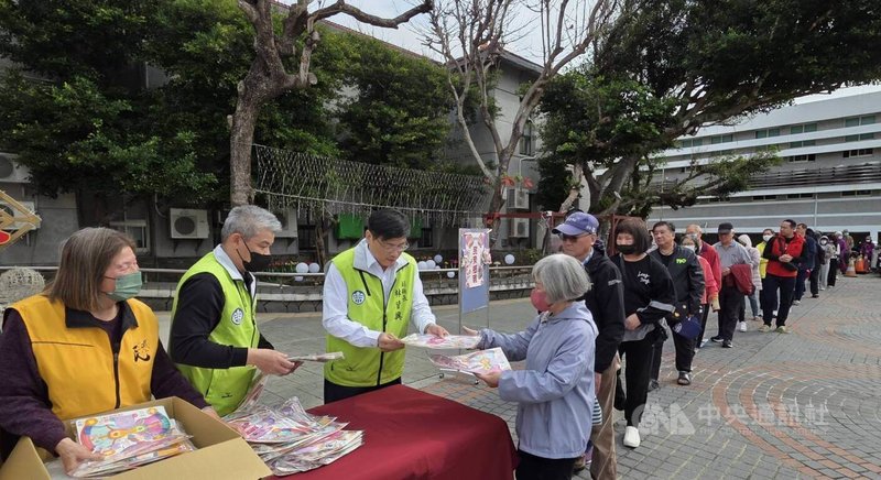 元宵節將至，澎湖縣政府發放馬年「搖搖馬」紙雕提燈，副縣長林皆興（左3）26日在縣府廣場前發放，民眾大排長龍等待索取。中央社  115年2月26日
