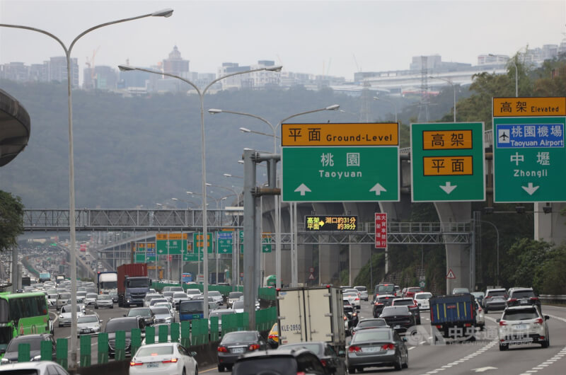 圖為國道1號五股至楊梅區間車潮。（中央社檔案照片）
