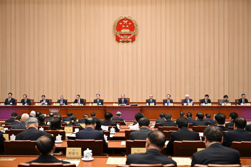 全國人大常委會委員長趙樂際（後中）26日主持閉幕會。此次人大常委會會議通過罷免包括邊瑞峰、王東海、李橋銘、丁來富、沈金龍、秦生祥、于忠福、楊光及李偉等共軍將領的人大代表資格。（中新社）