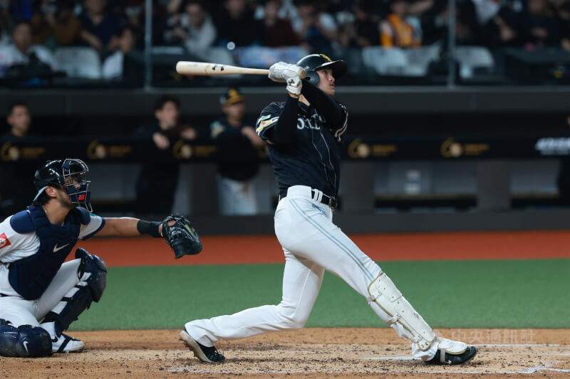 軟銀鷹隊笹川吉康(右)5局轟出陽春彈,助隊擴大領先優勢。中央社記者王騰毅攝 115年2月26日