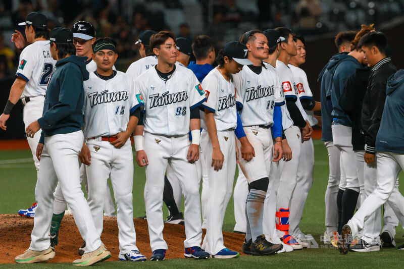世界棒球經典賽（WBC）台灣隊26日晚間在台北大巨蛋與日職福岡軟銀鷹隊進行交流賽，台灣打線遭對手壓制、終場吞敗，球員們難掩失落。中央社記者王騰毅攝 115年2月26日