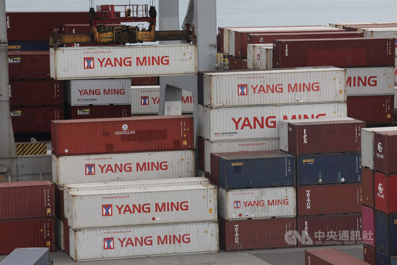 央行公布114年國際收支締造9紀錄，全年經常帳順差、商品貿易順差、出口、進口、金融帳淨資產，同步改寫。紀錄圖為基隆港東岸貨櫃場內貨櫃。中央社記者吳家昇攝　115年2月26日