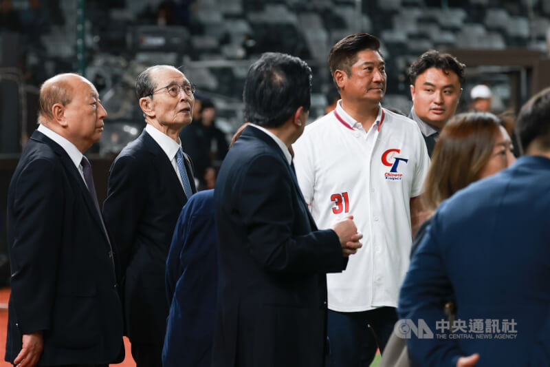 世界棒球經典賽（WBC）台灣隊26日晚間與日職福岡軟銀鷹隊打交流賽，賽前練球時，軟銀鷹球團會長王貞治（左2）在棒協理事長辜仲諒（白衣）陪同下，於場邊觀看球員練習情形。中央社記者王騰毅攝　115年2月26日