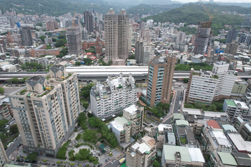 圖為北市北投區建築空拍。（中央社檔案照片）