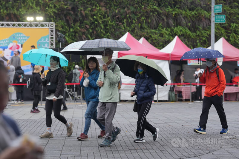中央氣象署表示，未來一週受鋒面影響，全台有雨。圖為在台北市大同區撐傘遮雨的民眾。（中央社檔案照片）