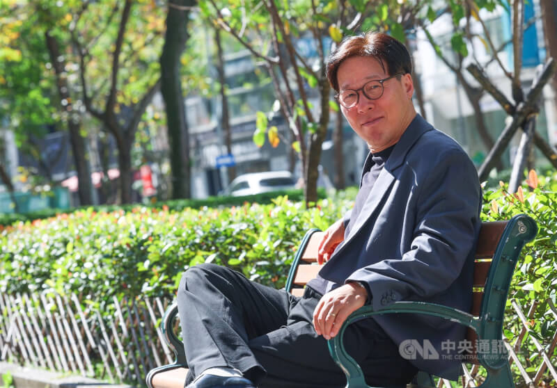 千明官為了台北國際書展活動首度來台,並接受中央社專訪,分享創作魔幻寫實小說《鯨》的心路歷程。中央社記者張新偉攝 115年2月26日