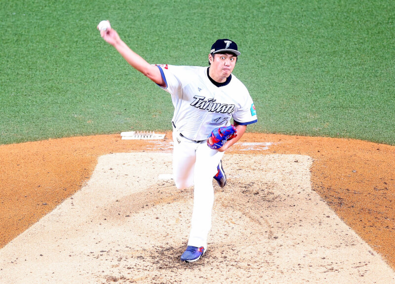 台灣隊先發投手鄭浩均(圖)總計用58球投2.2局,被敲1支安打,投出3次三振、3次四壞保送,失掉2分責失分。中央社記者張新偉攝 115年2月26日