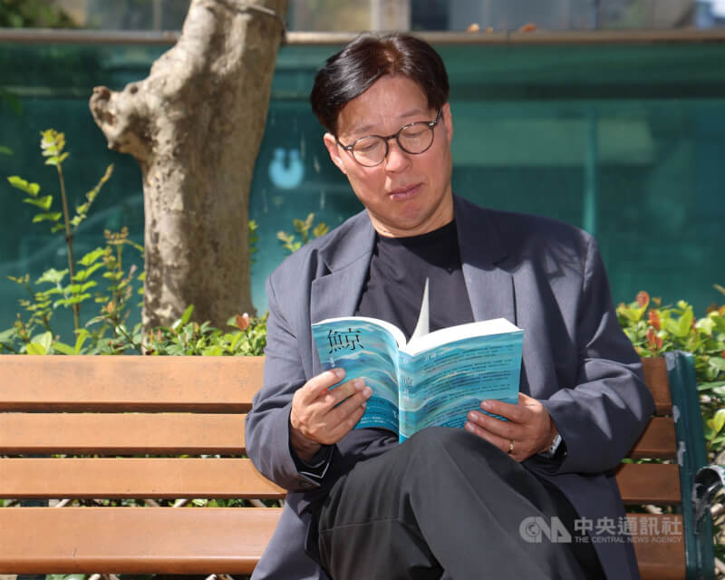 千明官認為,小說家的法則是「寫就對了」。中央社記者張新偉攝 115年2月26日