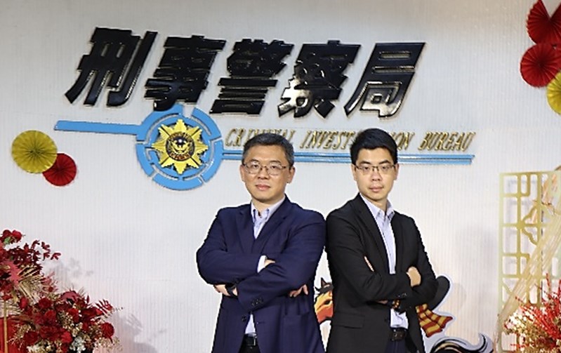 唯有把防詐意識融入日常決策，才能在數位時代守住安全防線。圖為刑事警察局預防科科長莊明雄（左）與警務正張佳勳（右）。（編輯部攝）