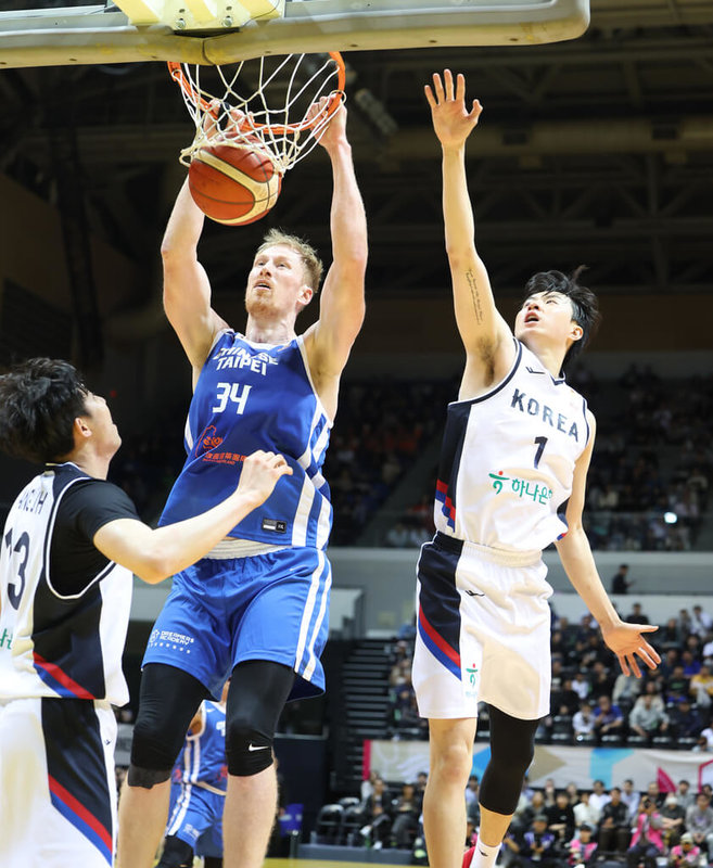 世界盃男籃亞洲區資格賽台灣隊26日晚間在新莊體育館迎戰韓國，台灣中鋒高柏鎧（藍衣者）貢獻18分、16籃板雙十成績，助隊以77比65拿勝。（中華籃協提供）中央社記者黎建忠傳真　115年2月26日