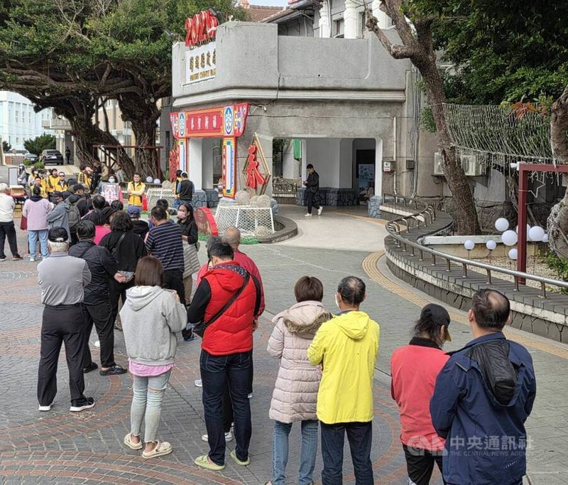 元宵節將至,澎湖縣政府26日在縣府廣場發放馬年「搖搖馬」紙雕提燈,許多民眾排隊索取。中央社 115年2月26日