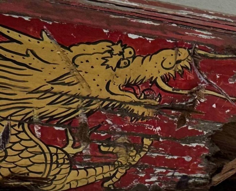 太魯閣「東西橫貫公路牌樓」2度遭工程車撞損，圖為太魯閣牌樓原來木橫梁上的彩繪圖。（太管處提供）中央社記者張祈傳真　115年2月26日