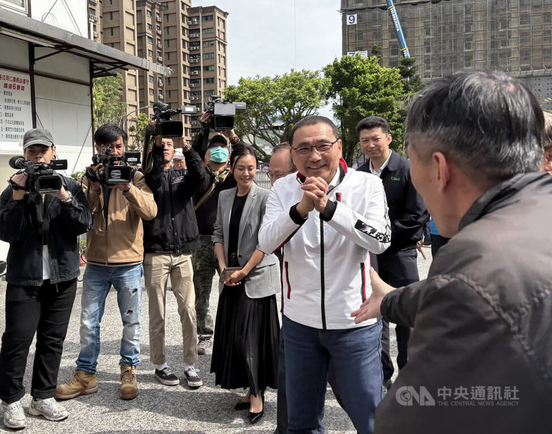 台北市提出育兒減少工時政策，新北市暫不跟進。新北市長侯友宜（白外套者）26日前往蘆洲慰勞公車業者，接受聯訪時指出，新北市公共托育數量已達130家，是全國數量最多，收托人數也最多，未來將持續擴充。中央社記者曹亞沿攝　115年2月26日