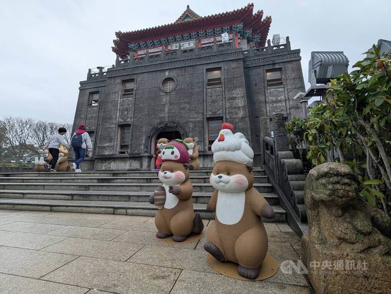 金門縣政府主辦「水獺阿特快閃：島嶼探險之旅」活動，打造10款造型各異歐亞水獺立體裝置巡迴金門5鄉鎮，27日首場主題活動在金城鎮莒光樓前登場。中央社記者吳玟嶸攝　115年2月27日