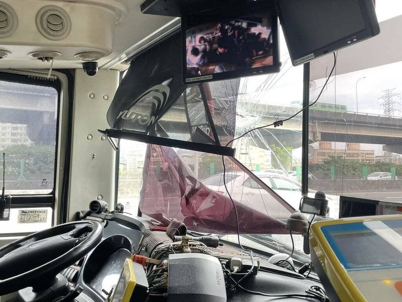 國道1號北向三重路段27日中午發生國道客運遭鐵片擊中擋風玻璃事件,林姓駕駛額頭遭擦傷,車上44名乘客平安,由客運公司派車接駁離開。(警方提供)中央社記者黃旭昇新北市傳真 115年2月27日