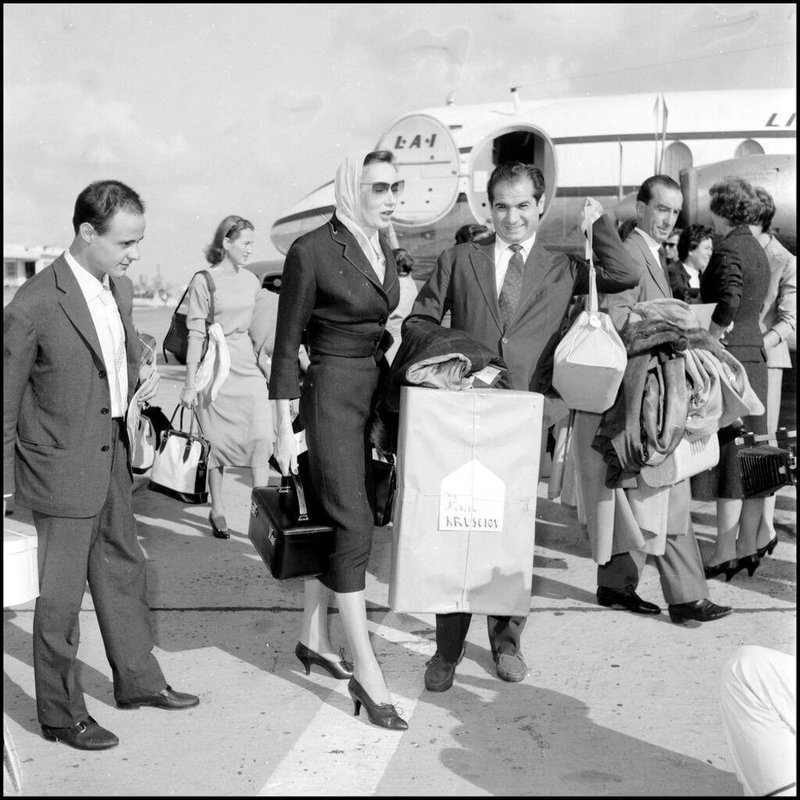 里特科裁縫店創辦人安傑羅.里特科(提物男性)應邀前往蘇聯,手上提著一套送給前蘇聯領導人赫魯雪夫的西裝。(里特科裁縫店提供)中央社記者黃雅詩羅馬傳真 115年2月27日