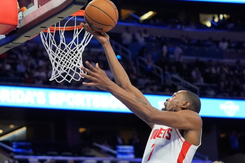 NBA休士頓火箭球星杜蘭特26日帶領球隊以113比108擊敗奧蘭多魔術，個人攻下本季新高40分。（美聯社）
