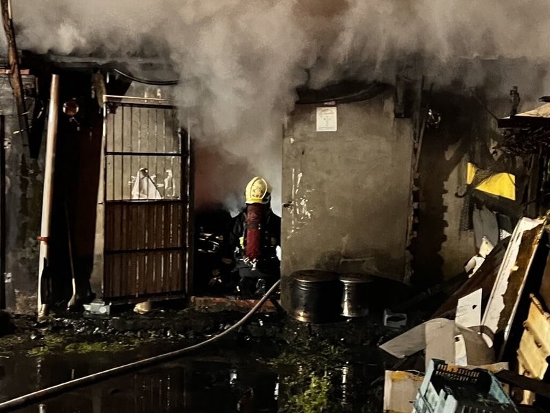 宜蘭縣冬山鄉得安路1間平房26日晚間發生火警，火勢撲滅後，消防人員入內清理火場，在屋內發現1具焦屍，外觀已碳化難以辨識死者特徵。（讀者提供）中央社記者王朝鈺傳真　115年2月27日