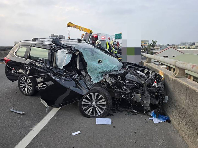 台76線西向彰化縣埔心路段26日傍晚發生3車事故，1名自小客車駕駛疑未注意前方動態，撞上停放路肩大貨車後，偏向至內側車道，導致後方計程車閃避不及，共造成3名駕駛受傷送醫。自小客車車身嚴重毀損。（民眾提供）中央社記者鄭維真傳真　115年2月27日