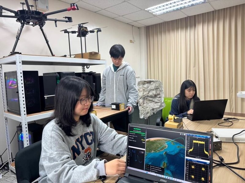 國立陽明交通大學電機系27日發布新聞稿，2026年透過電機菁英海外研習獎學金，預計7月、8月前往美國知名大學實驗室和矽谷參與前瞻研究，培養高階研究能力與跨領域整合視野。圖為電機系上課情形。（陽明交大電機系提供）中央社記者陳至中台北傳真　115年2月27日