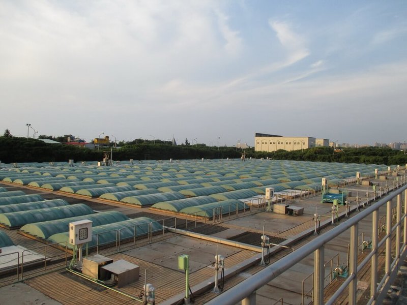 新北市政府表示,八里污水處理廠為全國規模最大的污水處理設施,長期肩負北台灣污水治理重任。台北市階段性任務已完成,將於3月2日移交新北市政府接管。圖為污水處理廠的初級沉澱池。(新北市水利局提供)中央社記者黃旭昇傳真 115年2月27日