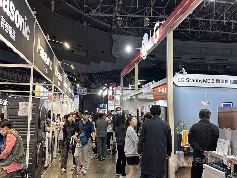 2026高雄智慧家電空調大展27日起至3月2日在高雄巨蛋盛大登場，適逢連假首日，不少民眾前往參觀了解。中央社記者林巧璉攝　115年2月27日