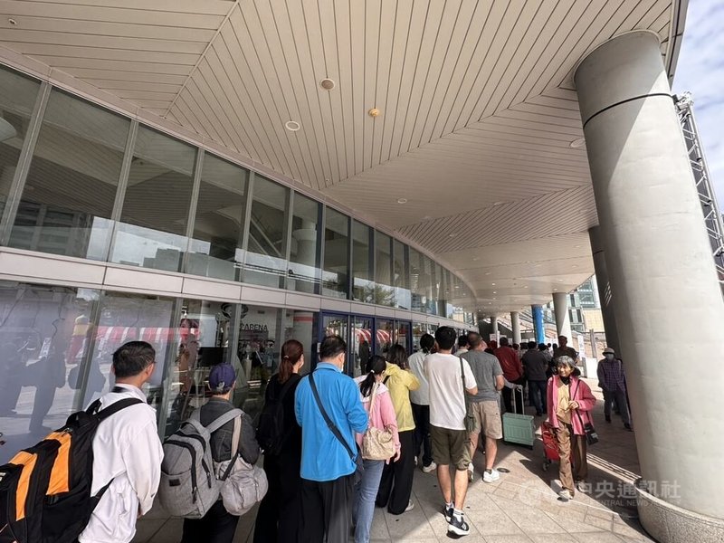 2026高雄巨蛋春季旅展27日起連4天登場，首日開展前已有大批民眾在場外排隊等入場。中央社記者林巧璉攝　115年2月27日