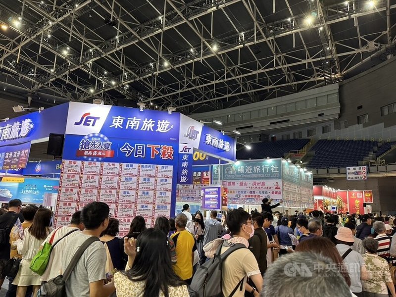 2026高雄巨蛋春季旅展27日起連4天熱鬧登場，參展旅行社、航空業等祭多重優惠搶客，湧入大量參觀人潮。中央社記者林巧璉攝　115年2月27日