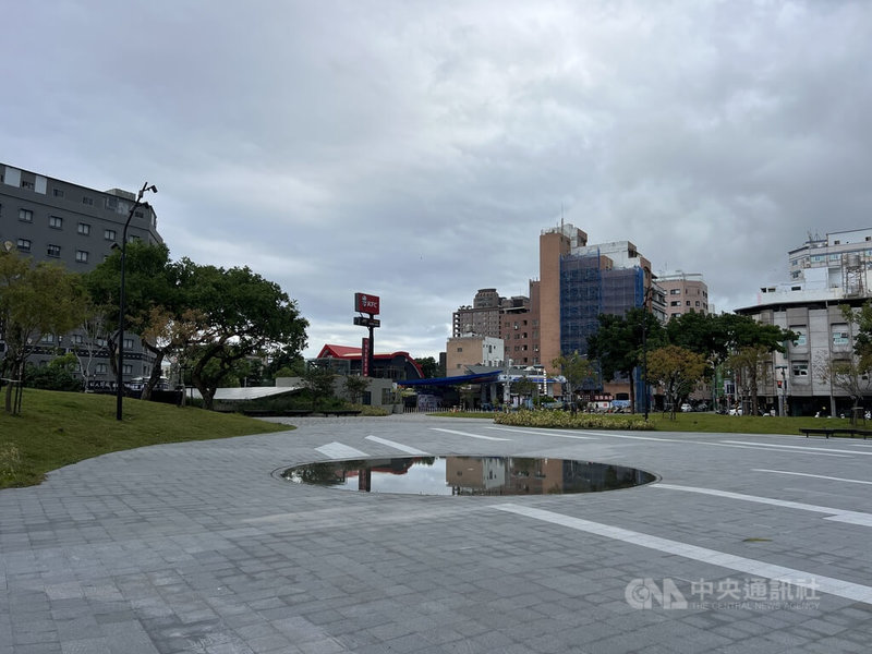 台東推動環境改善計畫參加台灣景觀大獎傳捷報，「台東新生廣場再造工程」奪得文化與都市景觀類傑出獎。其中設計理念延續舊火車站前圓形水池意象，打造直徑40公尺圓形廣場。中央社記者盧太城台東攝　115年2月27日
