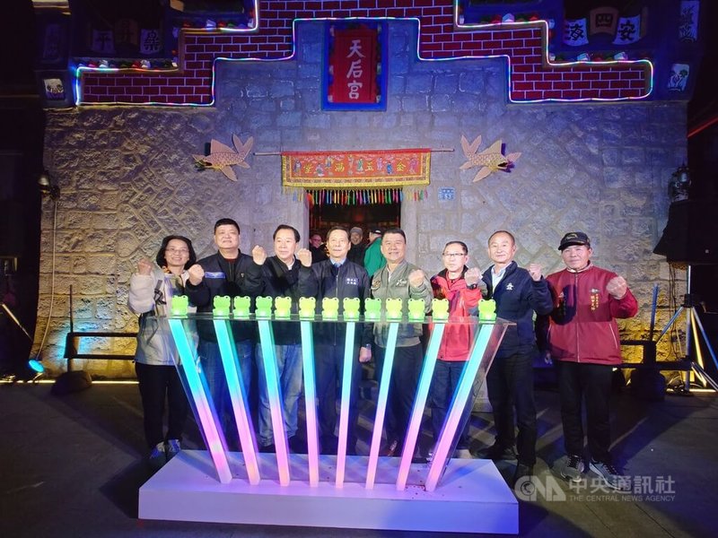 支援連江縣北竿衛生所診療的張姓醫師27日於社群媒體發文指出，北竿鄉長吳金平（右2）與妻子看診卻不願聽從醫囑，還找衛生局長陳美金致電醫師溝通。吳金平晚間為此發文致歉。圖為吳金平27日晚間出席2026年北竿擺暝文化祭點燈儀式。中央社記者潘欣彤攝　115年2月27日