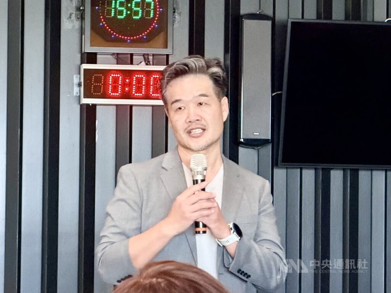 紀錄片「讓建築歌唱：徐亞英的交響人生」27日晚間在高雄首映，呈現已故聲學專家徐亞英故事。導演楊守義（圖）透露自己一直感到後悔的是，「我做太慢了，徐老師一直都很關心，但因為時間、預算等等，的確是慢。」中央社記者趙靜瑜攝  115年2月27日