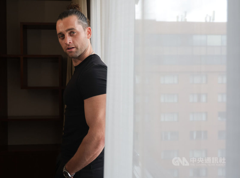 英國音樂劇演員布萊德利．賈登（Bradley Jaden）（圖）27日下午在台北出席記者會，他說，希望大家來聽他的個人演唱會，透過歌聲和談話來認識最真實的他。中央社記者翁睿坤攝　115年2月27日