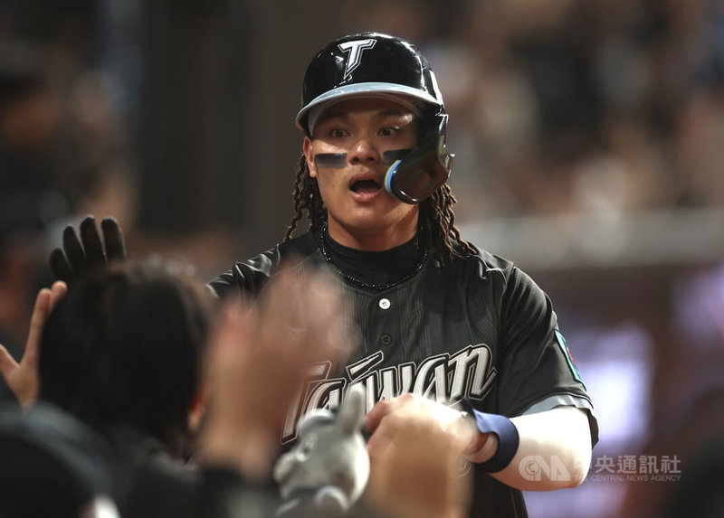 「國防部長」張育成6局先敲長打站上得點圈,再靠隊友敲安順利回到本壘,拿下全隊第一分。中央社記者張新偉攝 115年2月27日