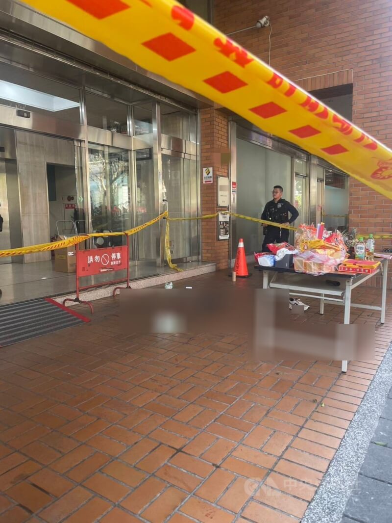 北市大安區某醫美診所蕭姓負責人21日遭開槍受傷，台北市政府警察局大安分局獲報後在現場拉起封鎖線。（翻攝照片）