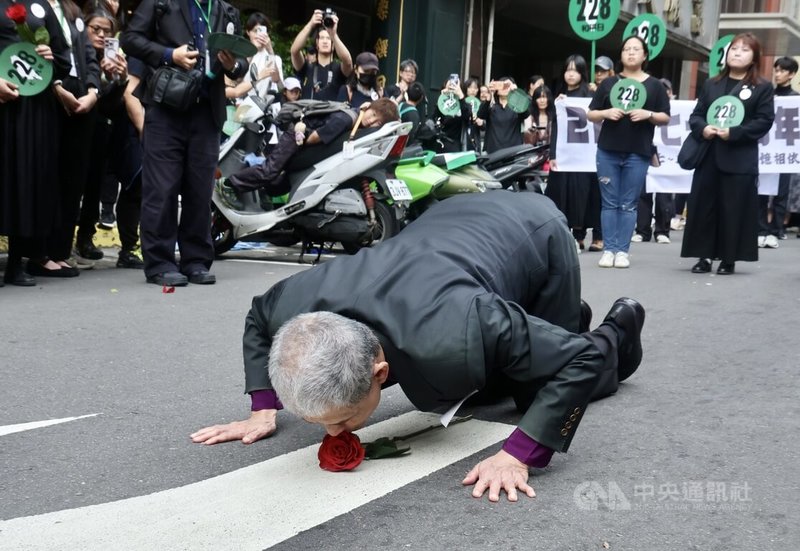 牧師林宗正(前)在天馬茶房舊址俯身親吻玫瑰與土地,悼念受難者。中央社記者張皓安攝 115年2月27日