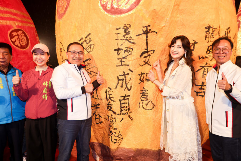 2026新北市平溪天燈節27日晚間在平溪國中登場,市長侯友宜(左3)題字「平安如意、溪望成真」祈福,與歌手方季惟(右2)、民進黨市議員林裔綺(左2)一起施放天燈。(新北市府新聞局提供)中央社記者黃旭昇新北市傳真 115年2月27日
