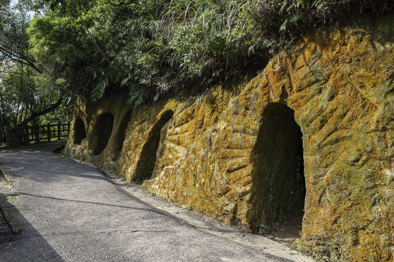 新北市觀光旅遊局27日表示，台鐵平溪支線沿線具有礦業歷史風情，平溪站周邊有多條健行步道與歷史景點，如觀音巖、日治防空洞（圖）及警報鐘等。（新北市觀光旅遊局提供）中央社記者黃旭昇新北傳真  115年2月27日