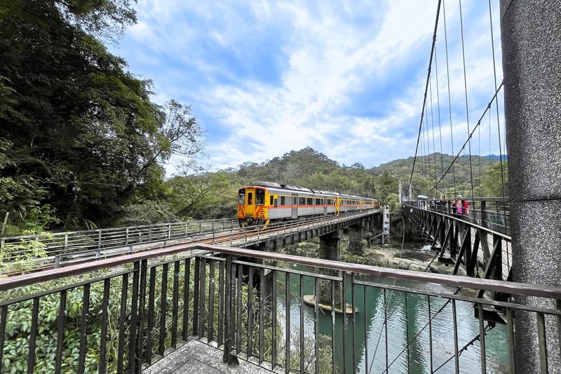 新北市觀光旅遊局27日表示，台鐵平溪支線十分站周邊的觀瀑吊橋緊鄰鐵道路段，列車行駛而過形成獨特景致，是旅途中不可錯過的必拍畫面。（新北市觀光旅遊局提供）中央社記者黃旭昇新北傳真  115年2月27日