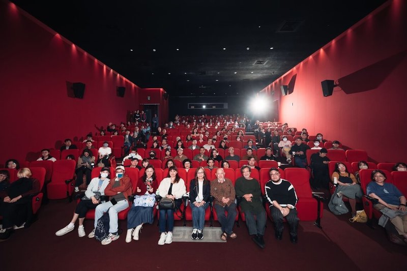 經典電影「天馬茶房」睽違27年重映，26日舉辦首映會，導演林正盛（前右4）率演員葉天倫（前右2）等主創團隊出席與會。（青睞提供）中央社記者王心妤傳真　115年2月27日