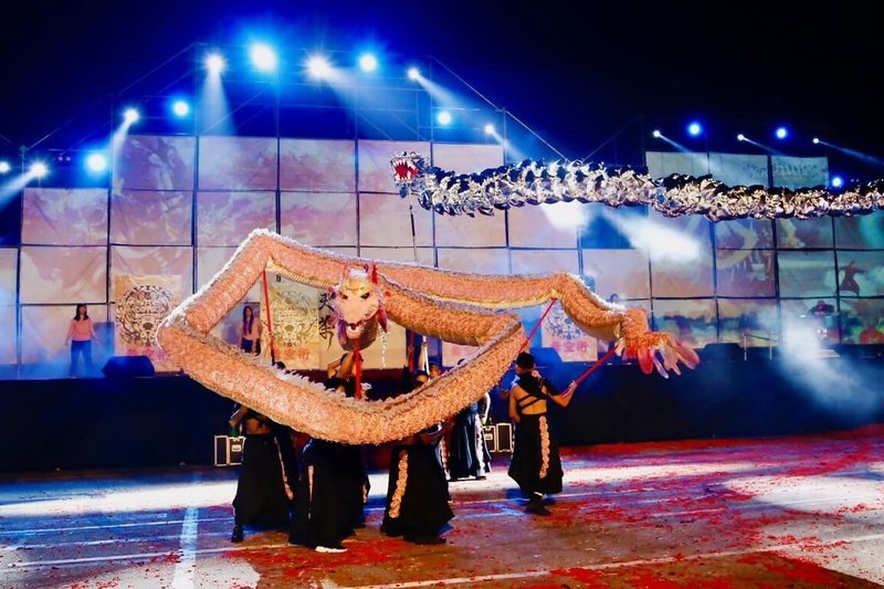 苗栗市公所2026年以「苗栗𪹚起來」為主題,舉辦元宵𪹚龍系列活動,結合傳統民俗、現代藝文表演與親子互動,其中「踩街嘉年華」27日登場,讓民眾感受客庄熱鬧節慶氛圍。(苗栗市公所提供)中央社記者管瑞平傳真 115年2月27日