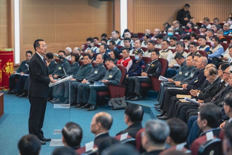 國防部長顧立雄（左立者）與退伍軍人社團座談，呼籲支持為期8年、新台幣1.25兆元國防特別預算。（青年日報提供）中央社記者吳書緯傳真　115年2月27日