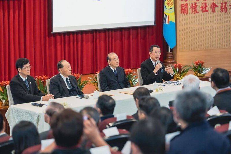 國防部長顧立雄（右1）、退輔會主委嚴德發（左1）與退伍軍人座談，2位現役一級上將霍守業（左2）、林鎮夷（右2）也出席。（青年日報提供）中央社記者吳書緯傳真　115年2月27日